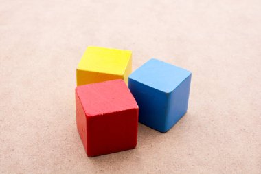 Kahverengi arkaplanda renkli yapı taşları