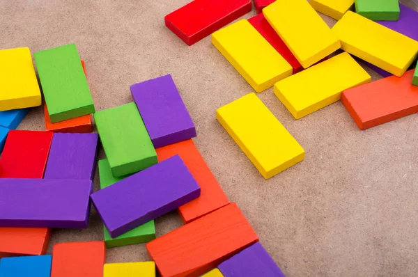 Çeşitli renk ahşap blok rastgele dağılmış