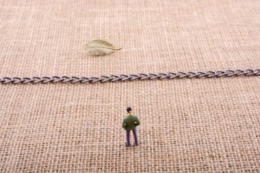 Adam heykelcik ve küre orta zinciri