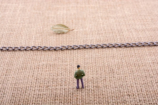 Adam heykelcik ve küre orta zinciri