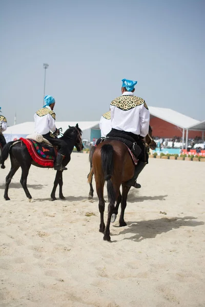 馬に乗って彼らの民族衣装で乗馬 — ストック写真
