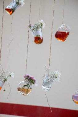 Dizeleri asılı bitkisel çay şişe