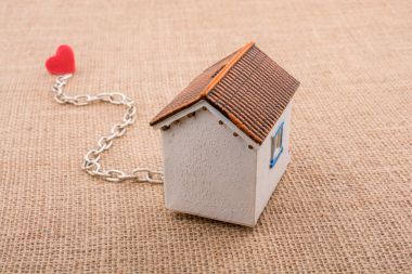 Model ev ve bir kalp ile zincir