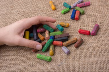 Kullanılan renkli boya kalemi ve gençler yardım