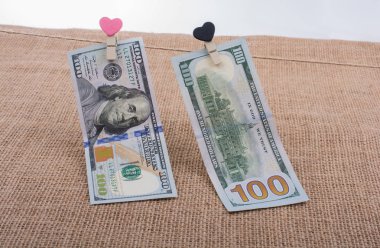 Doları banknot bir dize üzerinde bir kalp klibi