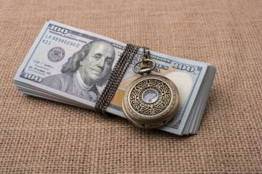 Cep saati çevremizde Doları sarılmış