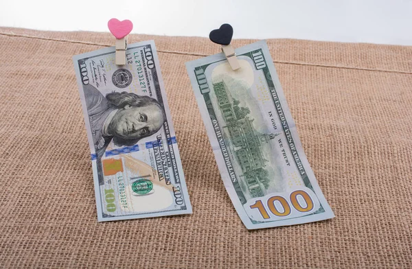 Doları banknot bir dize üzerinde bir kalp klibi