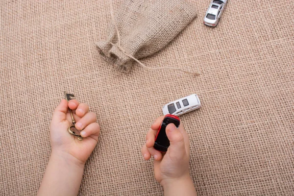 Elinde bir ulaşım aygıtları olarak oyuncak araba 