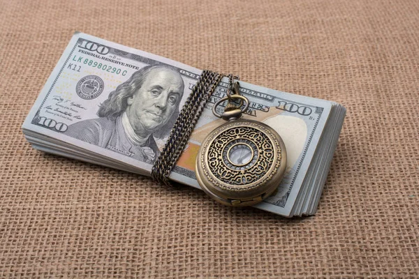 Cep saati çevremizde Doları sarılmış