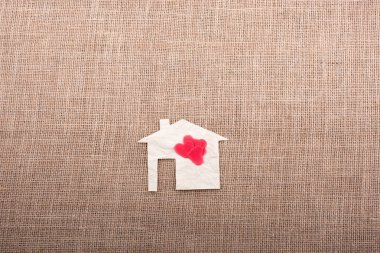 Model ev ve yanında bir kalp şekli