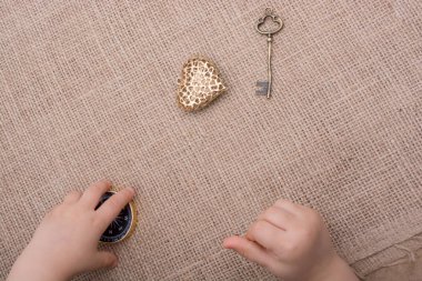 Pusula, anahtar ve bir kalp şeklinde nesnesi 