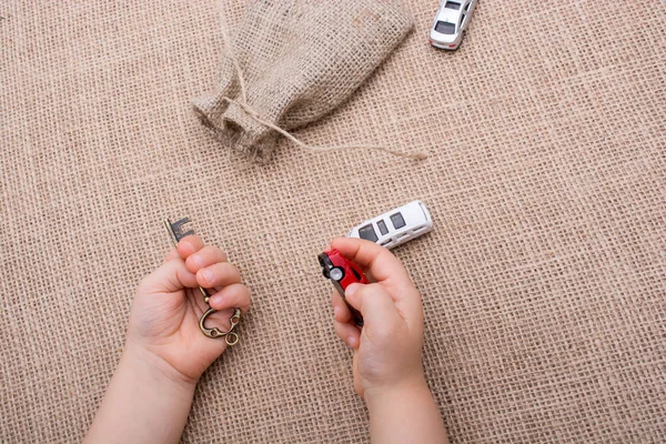 Elinde bir ulaşım aygıtları olarak oyuncak araba 