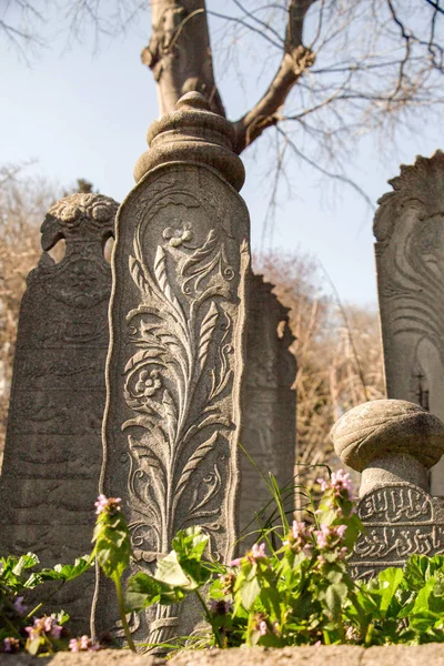 Alter stein auf den gräbern in istanbul — Stockfoto