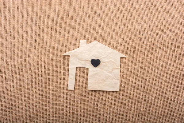 Forma del corazón en forma de casa cortada de papel — Foto de Stock