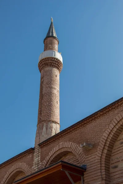 オスマン様式のモスクのミナレットを眺めながら — ストック写真