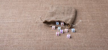 Renkli alfabe harf küpleri bir tuval üzerinde çuvaldan