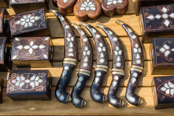 マザーオブ パールのインレイでトルコ風の短剣 — ストック写真