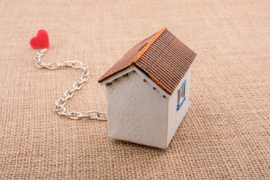 Model ev ve bir kalp ile zincir