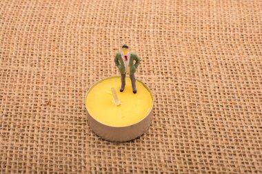 Keten bir tuval üzerinde ayakta heykelcik adam