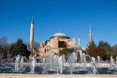 İstanbul 'daki Ayasofya, Bizans mimarisinin dünyaca ünlü abidesi.