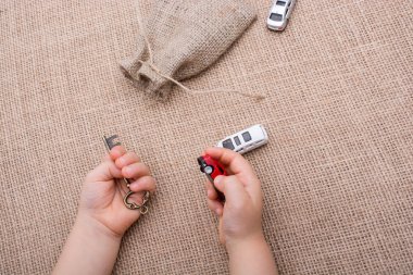 Oyuncak araba, tuvalin arka planında bir ulaşım aracı olarak kullanılıyor