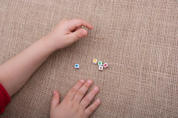 Kalp şeklinde tuval üzerine elinde küçük küpler