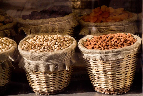 Hasır sepet dolusu çeşit fındık.