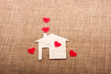 Kağıt evin bacasından çıkan kalp şeklinde.