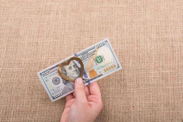 Amerikan 100 dolarlık banknot bir kalp ile el klip