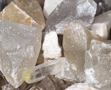 Belli bir tipte doğal mineral değerli taşlar.