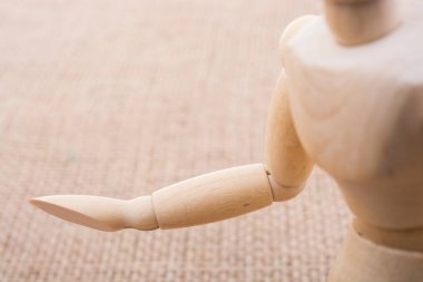 Tuval üzerinde poz bir adamın ahşap bebek