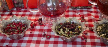 Cam çaydanlıkta bitki çayı.