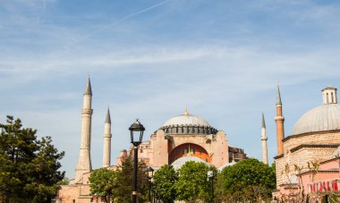 İstanbul 'daki Ayasofya, Bizans mimarisinin dünyaca ünlü abidesi.