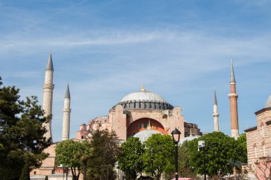 İstanbul 'daki Ayasofya, Bizans mimarisinin dünyaca ünlü abidesi.