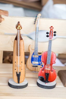 Müzik aletleri ağaçtan modeller kümesi