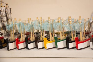 Küçük renkli model tekneler kümesi