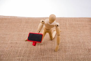 Tahtadan adamın hakları Kurulu elinde tutan