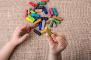 Kullanılan renkli boya kalemi ve yeni yürümeye başlayan çocuklar yardım 