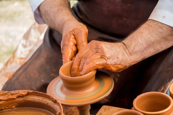 Mãos Potter Moldando Barro Pote — Fotografia de Stock