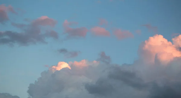 Cielo Nublado Azul Con Nubes Grises — Foto de Stock
