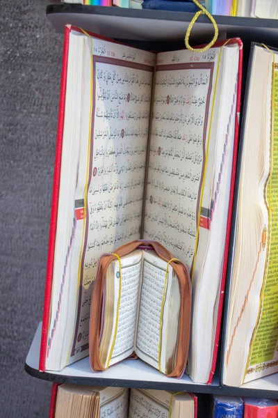 İslam kutsal kitabı Kur'an market raf