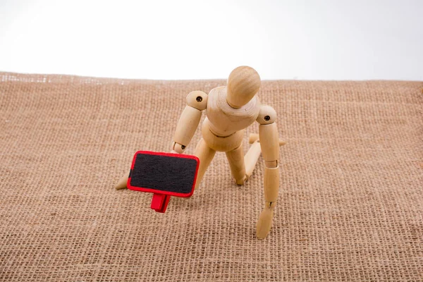 Tahtadan adamın hakları Kurulu elinde tutan