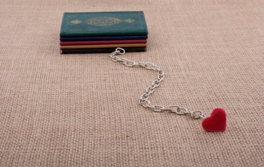 Küçük kitap bir kalp bir zincir ile bağlı