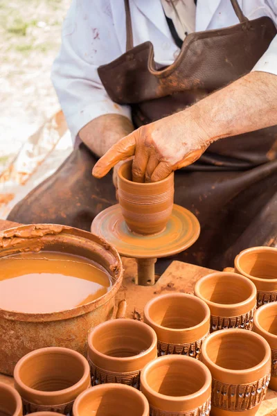 Las manos de Potter moldeando la arcilla — Foto de Stock