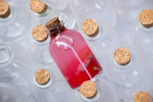 Ensemble de petites bouteilles transparentes vides dans une boîte — Photo