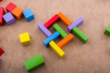 Kahverengi arka plan üzerinde renkli yapı taşları