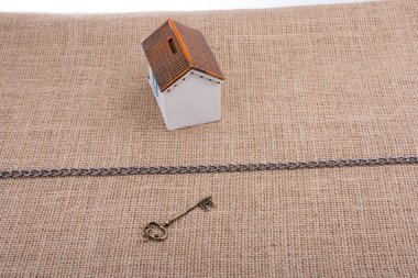 Retro anahtar ve bir Model ev zinciri ötesinde