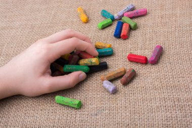 Kullanılan renkli boya kalemi ve bazı tutan bir el