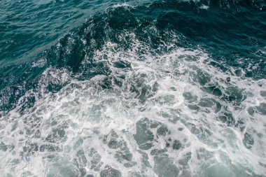 Su yüzeyi köpüklü ve köpüklü bir arka plan olarak