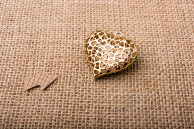 Nesneyi tuval üzerine bir ok ile kalp şeklinde